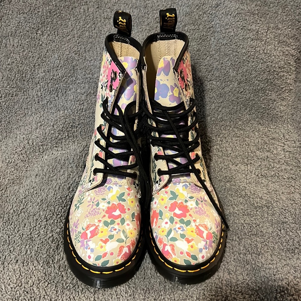 COPY - Dr. Martens, size 7. new, never worn.